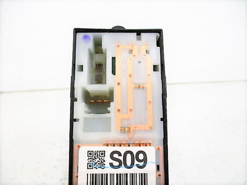 Pre-Owned Subaru Forester Driver Master LH Auto Window Lock Switch J55739